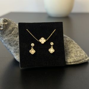 Emmanuel Jewellery - 2 stk øreringe + armbånd + vedhæng