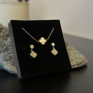 Emmanuel Jewellery - 2 stk øreringe + armbånd + vedhæng