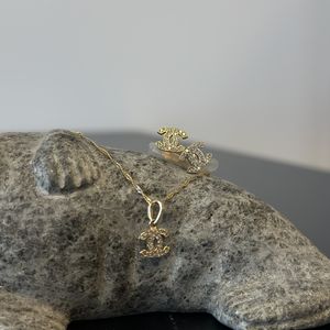 14 karat ørestikker samt halskæde