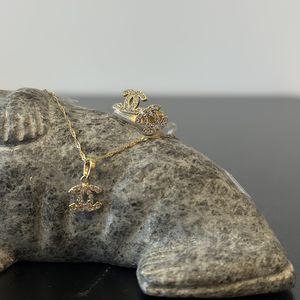 14 karat ørestikker samt halskæde