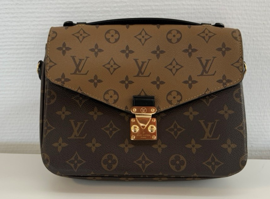 Louis Vuitton "Pochette Metis" i reverse monogram kanvas