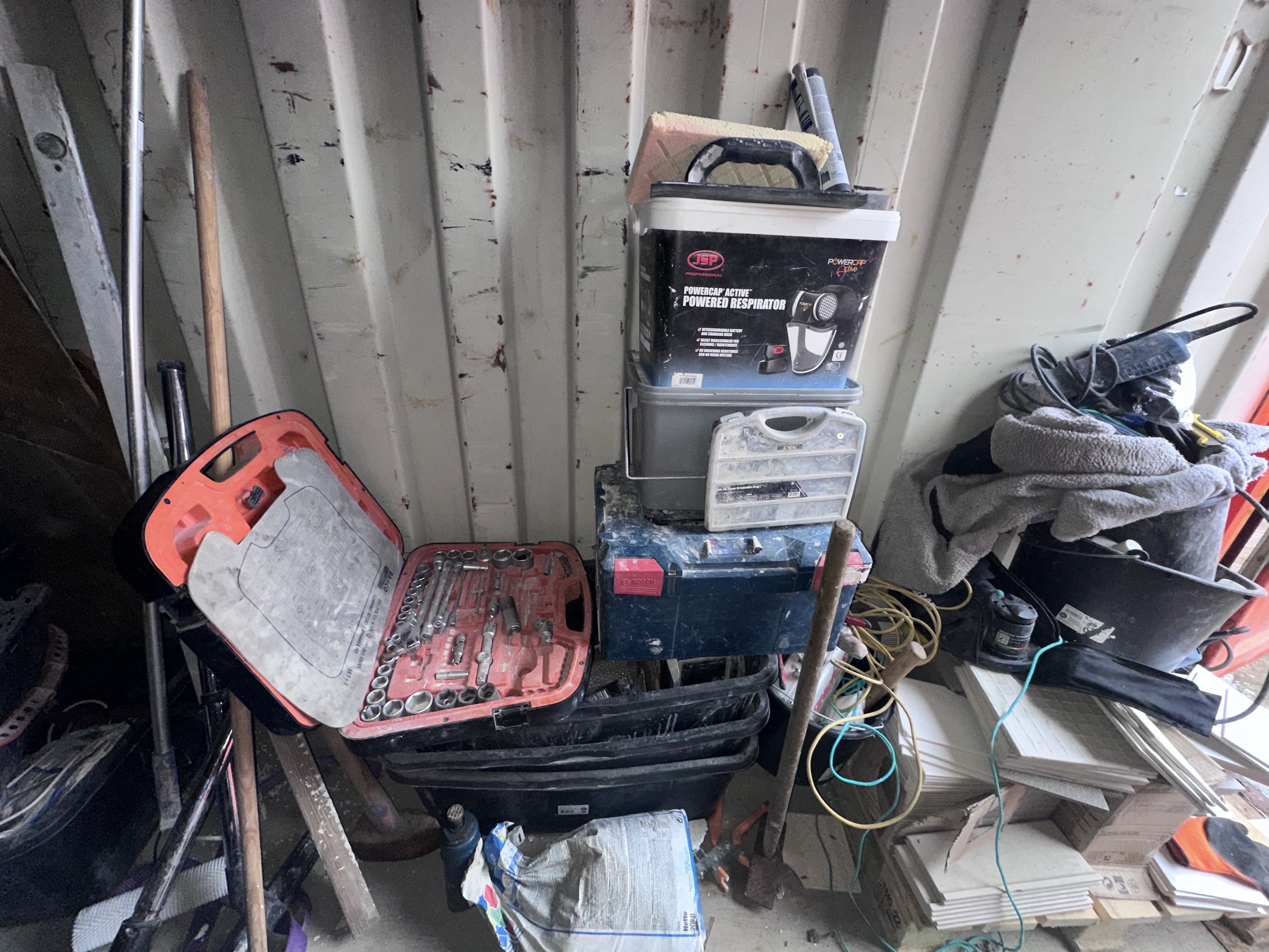 Container samt indhold - Nederste