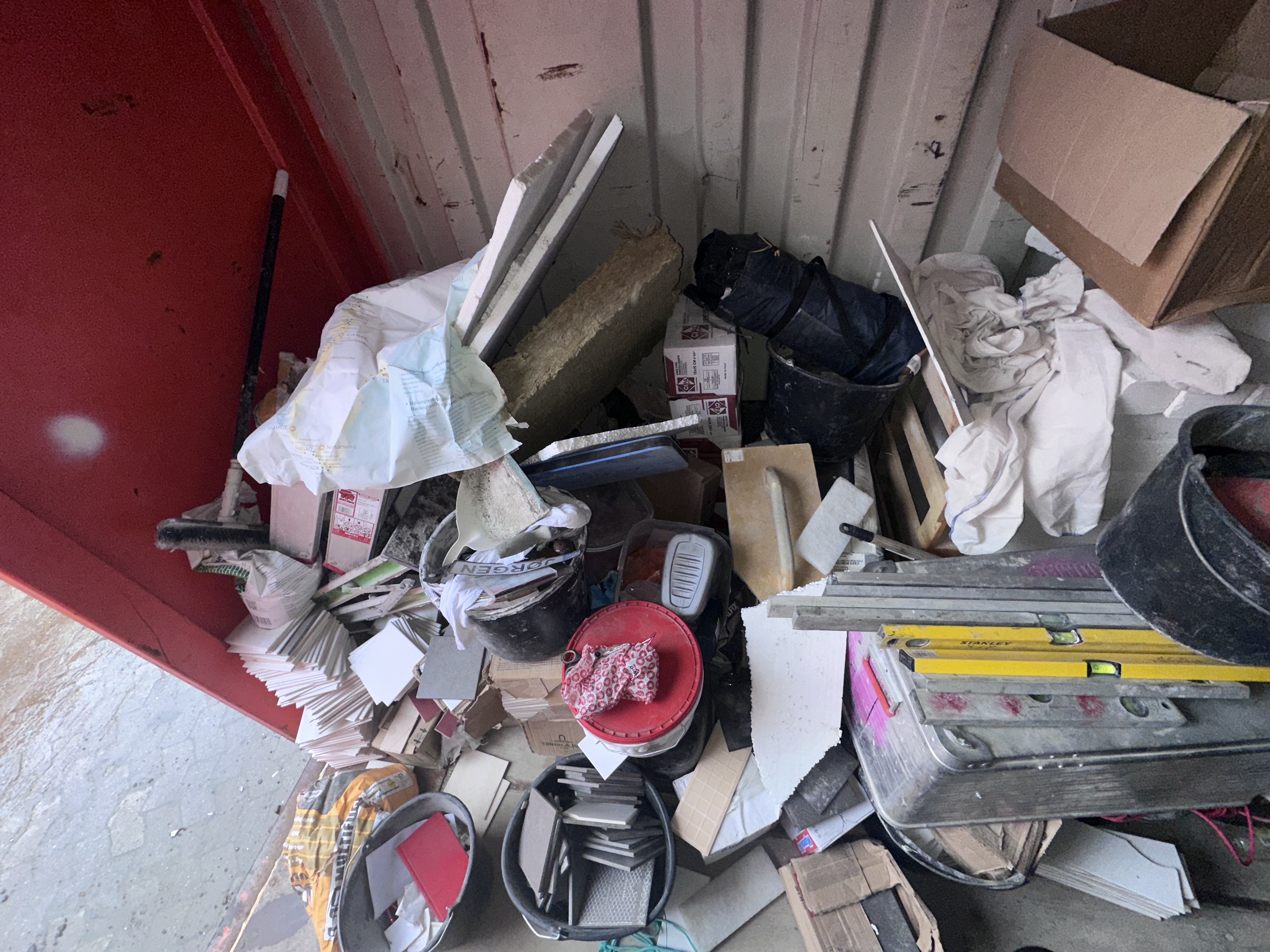 Container samt indhold - Nederste
