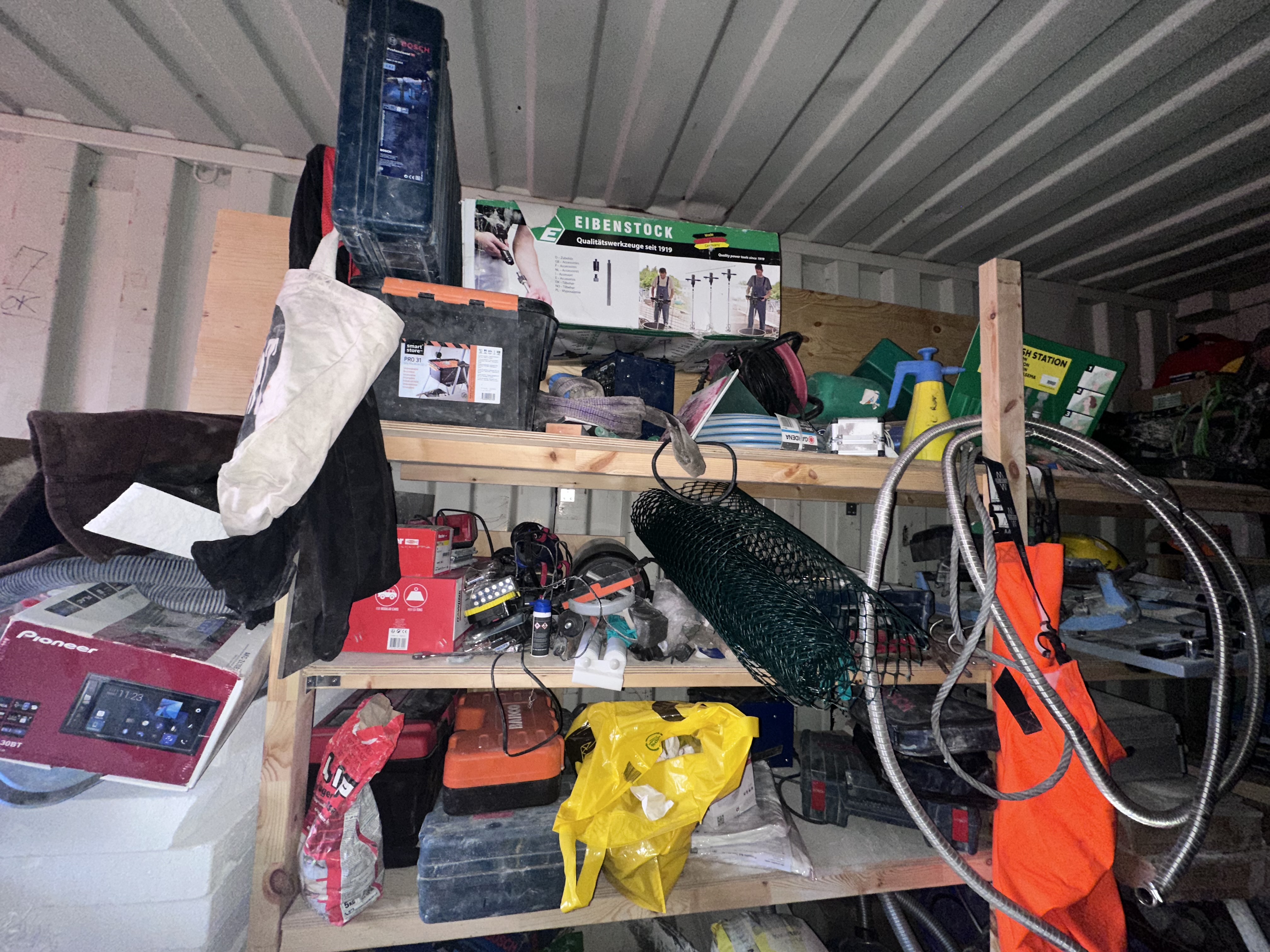 Container samt indhold - Nederste